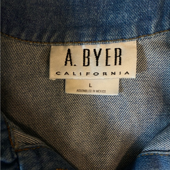 Women’s Cropped Denim Vest - Picture 3 of 4